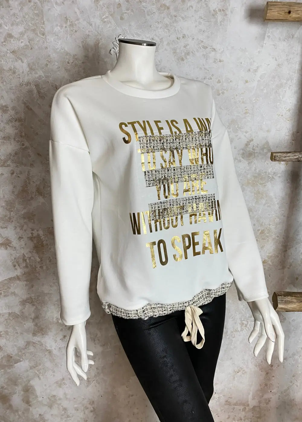 Naisellinen collegepaita, jossa kultainen teksti, koristeleikkaukset ja vohvelikangas helmassa, pehmeä ja joustava materiaali