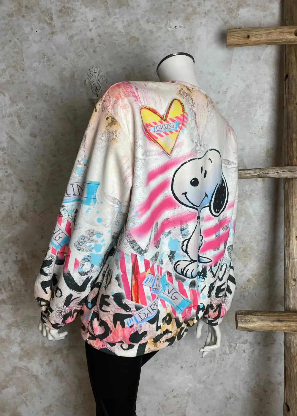 Hauska collegepaita leikkisällä kuviolla, pehmeä nupukkimainen materiaali, alaspäin kapeneva malli ja O-pääntie