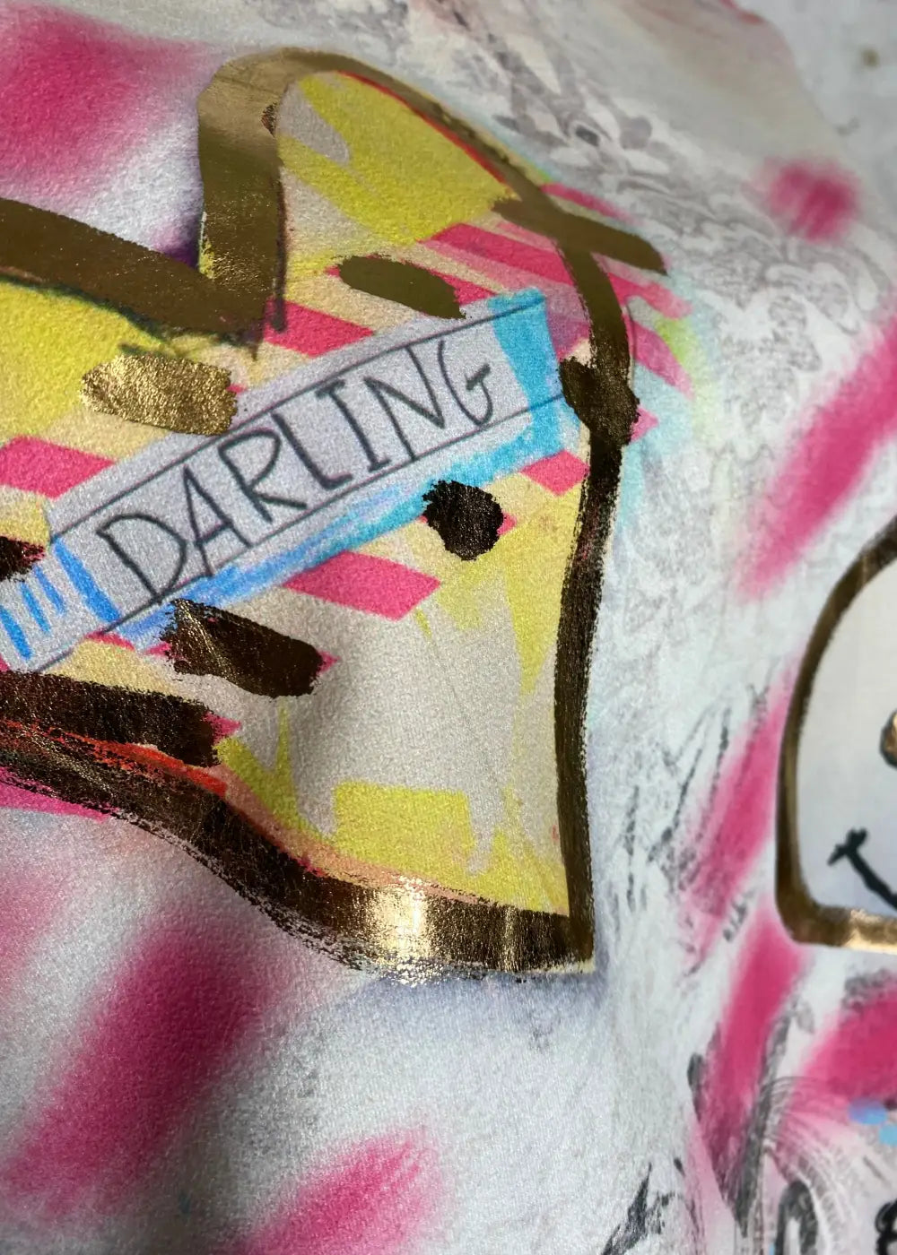 Hauska collegepaita leikkisällä kuviolla, pehmeä nupukkimainen materiaali, alaspäin kapeneva malli ja O-pääntie