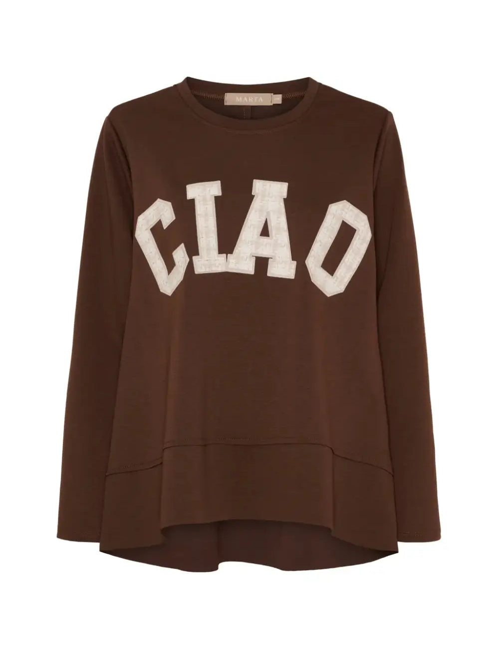 Trendikäs, pehmeä A-linjainen collegepaita Ciao-tekstillä arkeen; joustava kangas ja pidempi takahelma lisäävät mukavuutta.