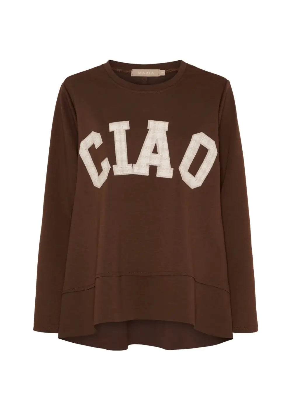 Trendikäs, pehmeä A-linjainen collegepaita Ciao-tekstillä arkeen; joustava kangas ja pidempi takahelma lisäävät mukavuutta.