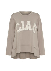 Trendikäs, pehmeä A-linjainen collegepaita Ciao-tekstillä arkeen; joustava kangas ja pidempi takahelma lisäävät mukavuutta.