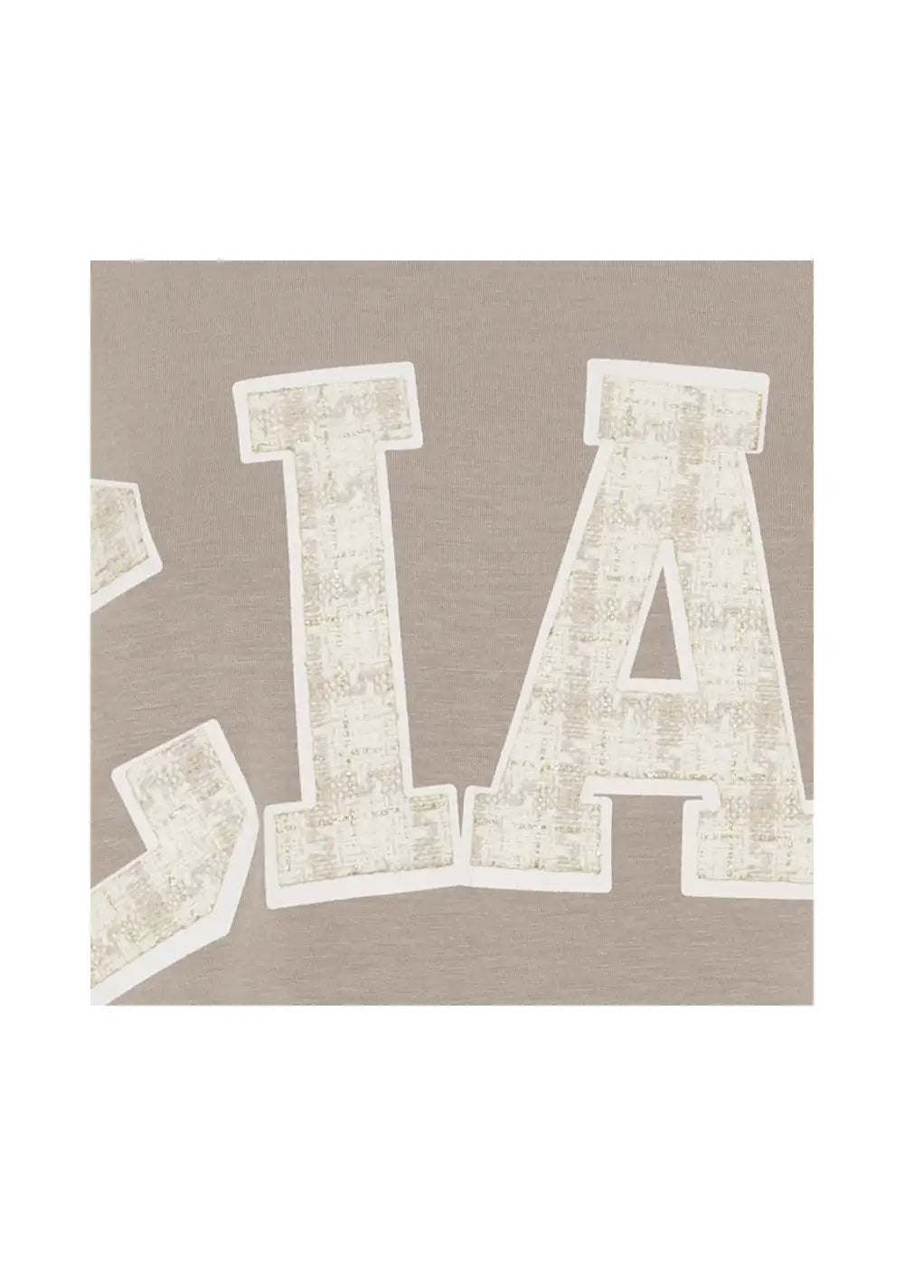 Trendikäs, pehmeä A-linjainen collegepaita Ciao-tekstillä arkeen; joustava kangas ja pidempi takahelma lisäävät mukavuutta.