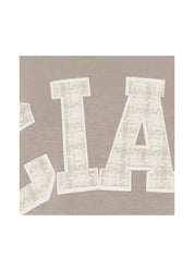 Trendikäs, pehmeä A-linjainen collegepaita Ciao-tekstillä arkeen; joustava kangas ja pidempi takahelma lisäävät mukavuutta.