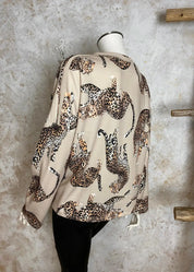 Leopardiprinttinen collegepaita pehmeästä ja joustavasta kankaasta, naisellinen malli ja lepakkohihainen siluetti