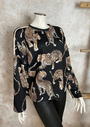 Leopardiprinttinen collegepaita pehmeästä ja joustavasta kankaasta, naisellinen malli ja lepakkohihainen siluetti