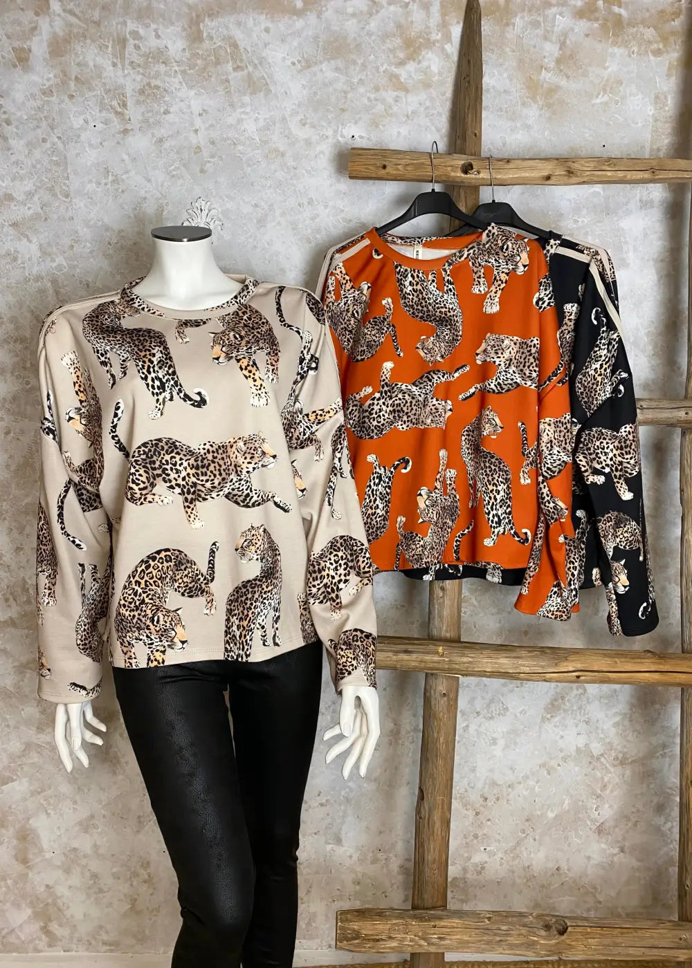 Leopardiprinttinen collegepaita pehmeästä ja joustavasta kankaasta, naisellinen malli ja lepakkohihainen siluetti