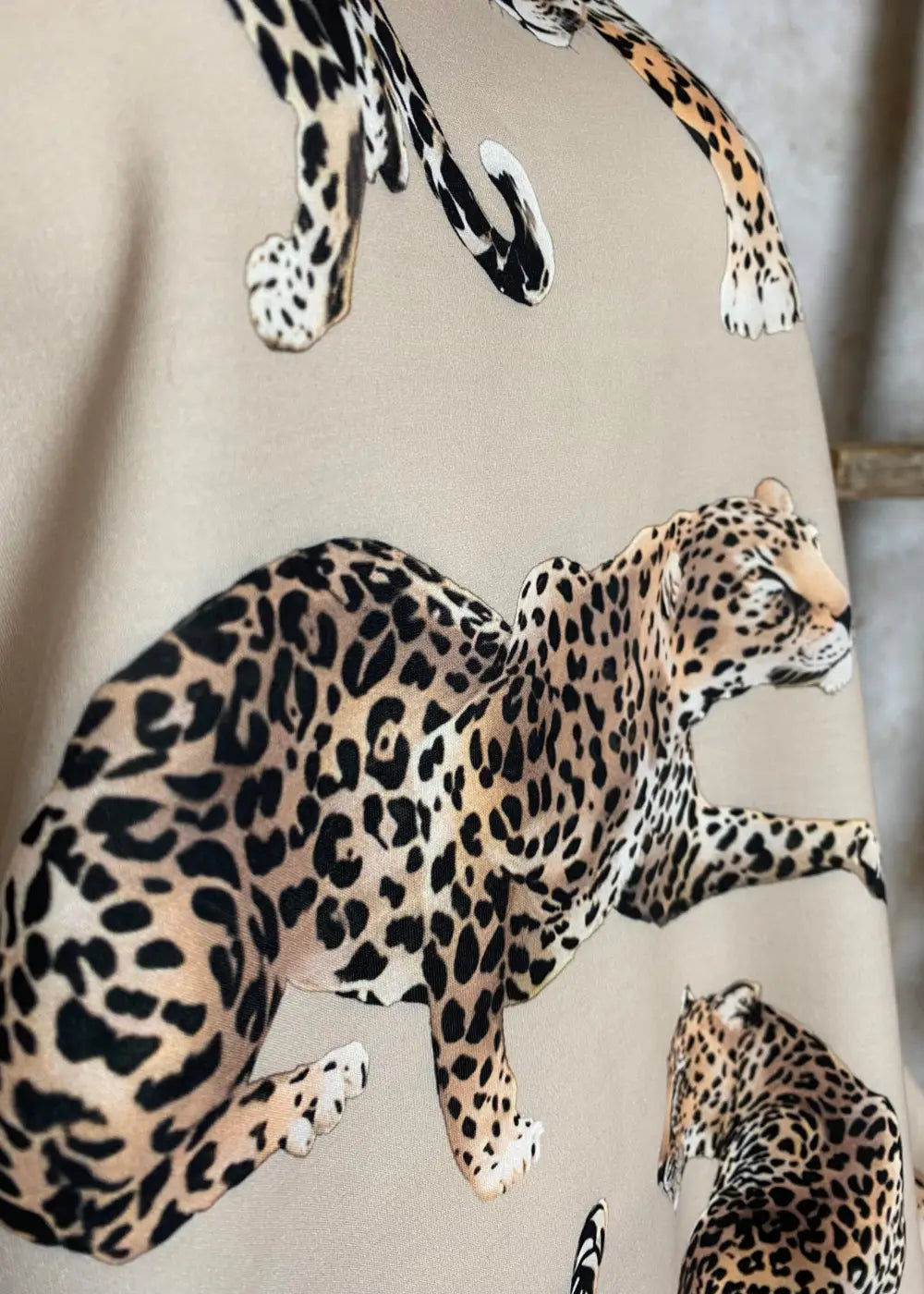 Leopardiprinttinen collegepaita pehmeästä ja joustavasta kankaasta, naisellinen malli ja lepakkohihainen siluetti