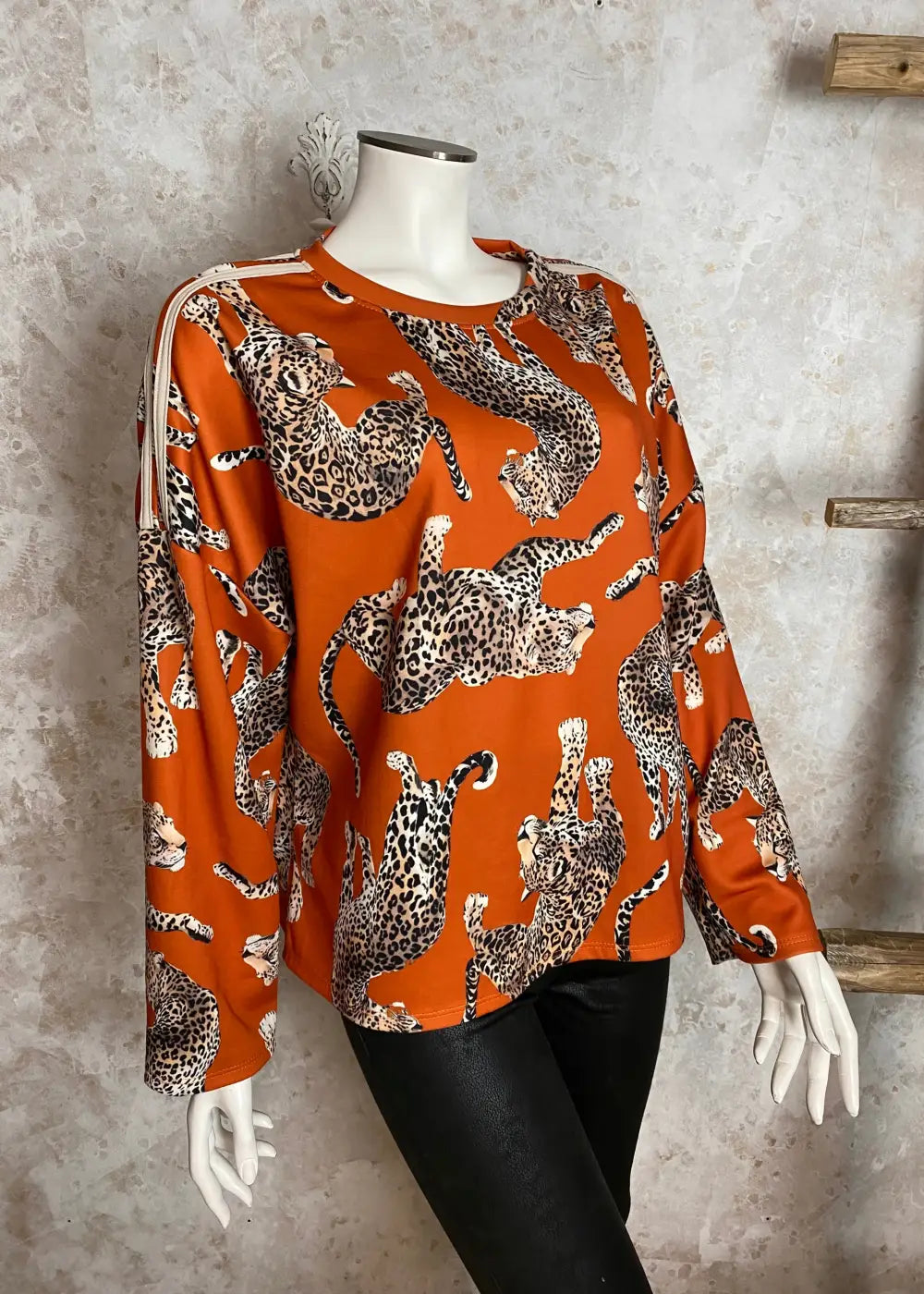 Leopardiprinttinen collegepaita pehmeästä ja joustavasta kankaasta, naisellinen malli ja lepakkohihainen siluetti