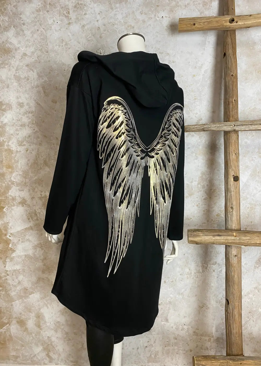 Näyttävä hupullinen collegetakki siipiprintillä, naisellinen leikkaus, kevyt materiaali ja kaareva helma.