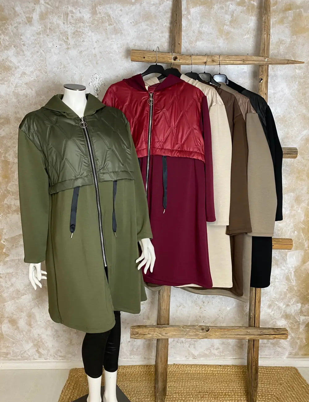 Naisellinen hupullinen collegetakki, jossa toppakangas yläosassa, joustavat hihat ja kiristysnauha vyötäröllä.