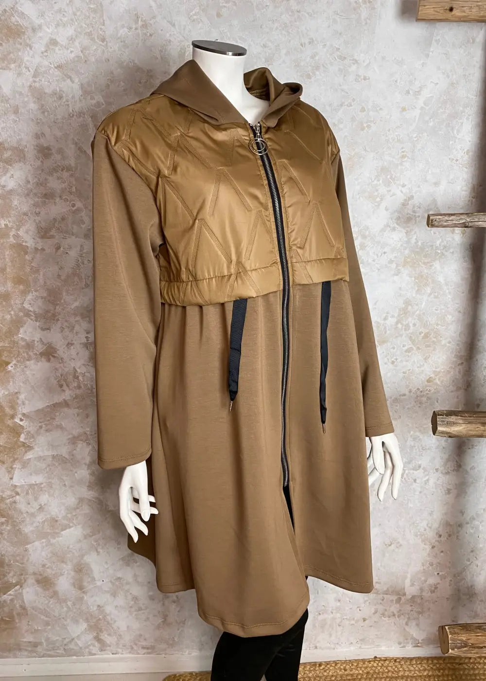 Naisellinen hupullinen collegetakki, jossa toppakangas yläosassa, joustavat hihat ja kiristysnauha vyötäröllä.