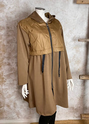 Naisellinen hupullinen collegetakki, jossa toppakangas yläosassa, joustavat hihat ja kiristysnauha vyötäröllä.