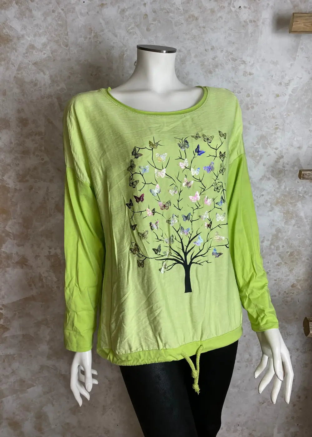 Värikäs elämänpuu-paita, jossa pitkät hihat, kimaltava etukuvio, laskettu olkalinja ja säädettävä helma.