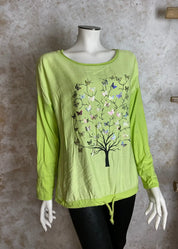 Värikäs elämänpuu-paita, jossa pitkät hihat, kimaltava etukuvio, laskettu olkalinja ja säädettävä helma.