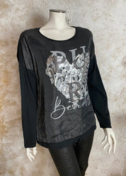 Pitkähihainen paita strassikoristellulla printillä, kevyt etuosa, joustava selkä, laskettu olkalinja ja kiristettävä pussihelma