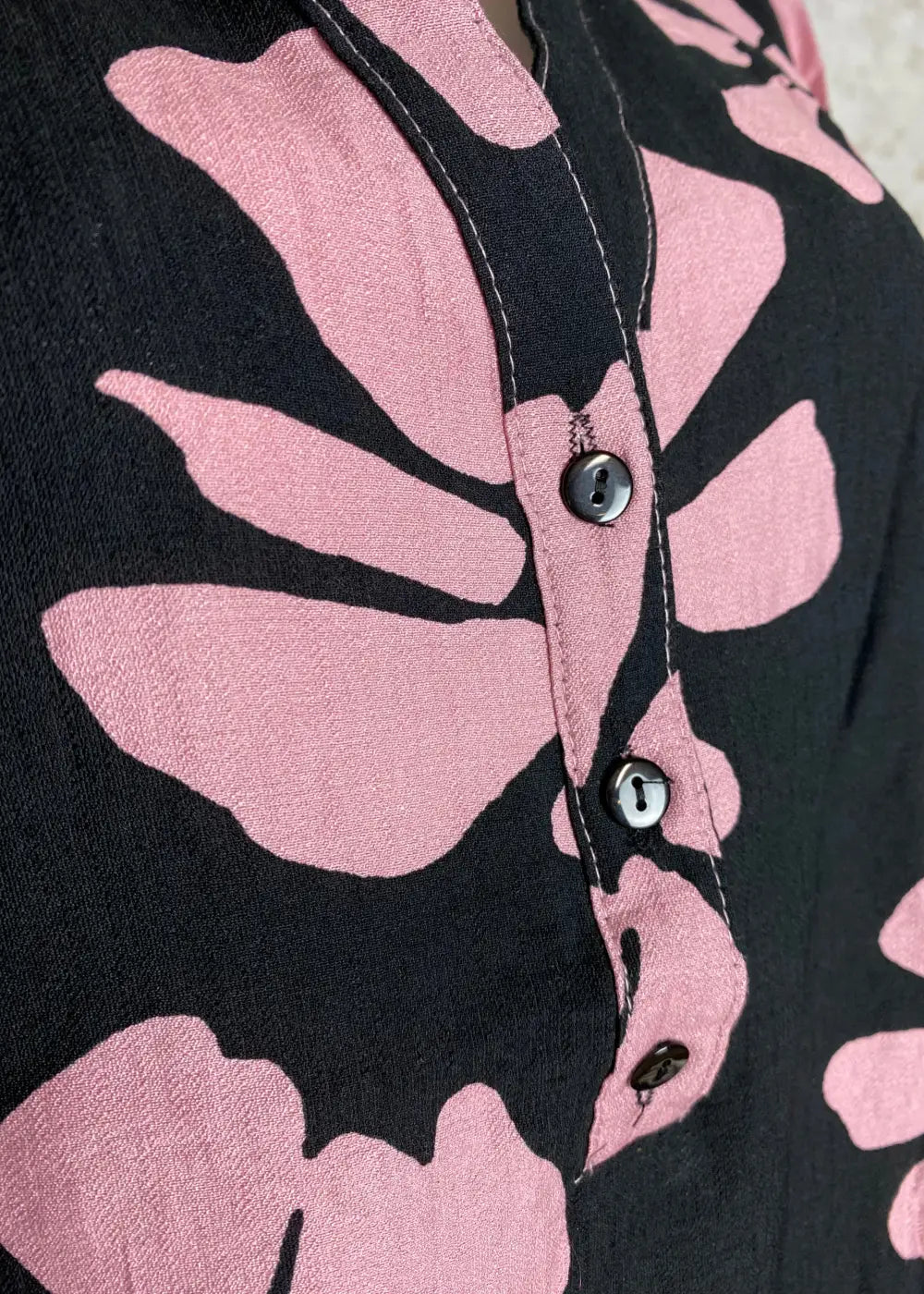 Kukkakuvioinen paitapusero kevyestä joustamattomasta materiaalista, lyhyt napitus, pieni kaulus, tamppihihat ja sivuhalkiot