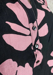 Kukkakuvioinen paitapusero kevyestä joustamattomasta materiaalista, lyhyt napitus, pieni kaulus, tamppihihat ja sivuhalkiot