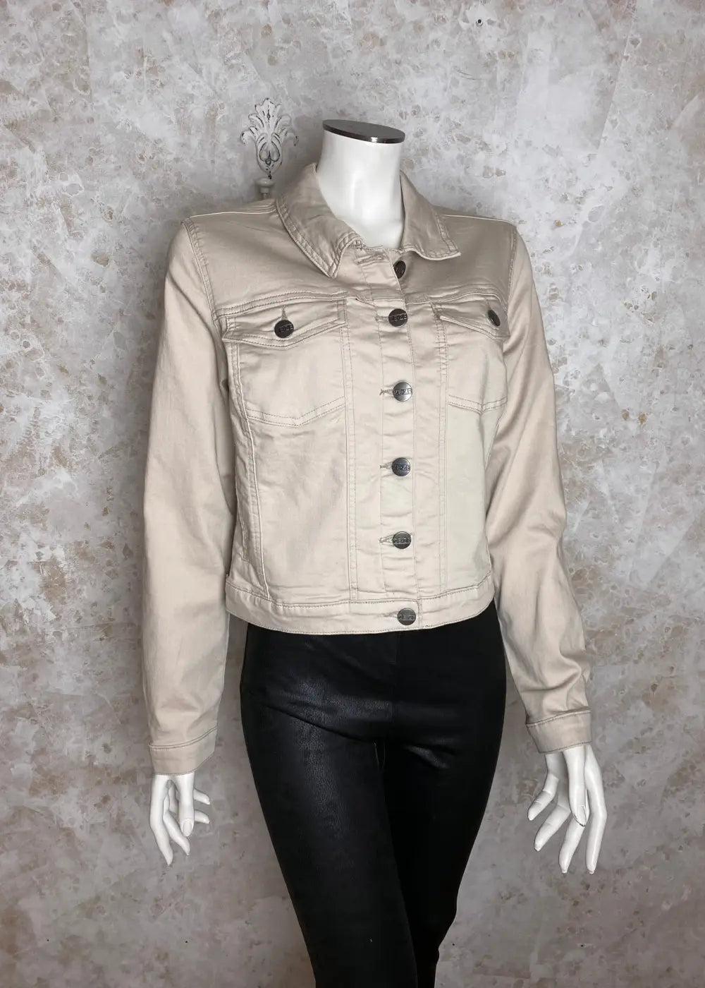 Beige joustava farkkutakki, naisellinen malli, kaulus, nappikiinnitys edessä sekä sivu- ja rintataskut