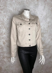 Beige joustava farkkutakki, naisellinen malli, kaulus, nappikiinnitys edessä sekä sivu- ja rintataskut