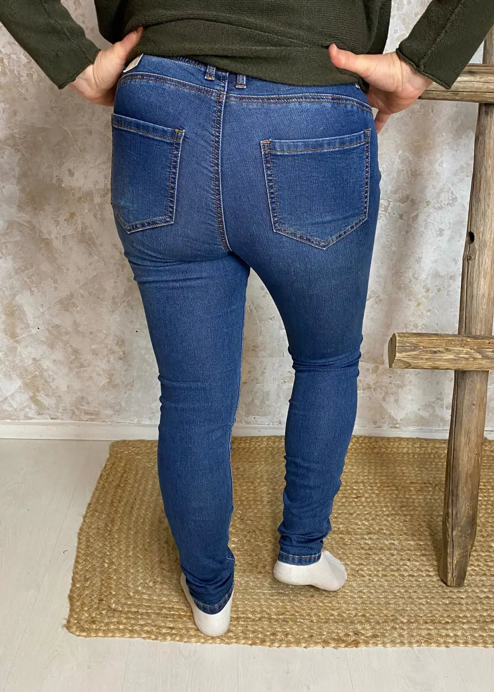 Trendikkäät korkeavyötäröiset jeggingsit naisille, pehmeä stretch, kuminauhavyötärö, kapeneva lahje ja käytännölliset taskut