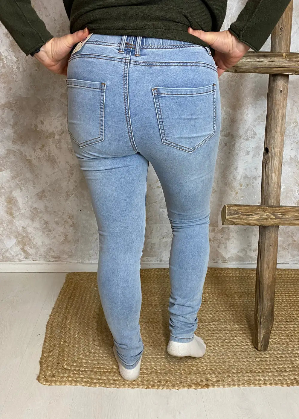 Trendikkäät korkeavyötäröiset jeggingsit naisille, pehmeä stretch, kuminauhavyötärö, kapeneva lahje ja käytännölliset taskut