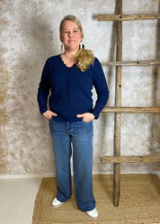 Naisten leveälahkeiset stretch-farkut erittäin joustavasta materiaalista, korkea vyötärö, vetoketju ja nappikiinnitys sekä taskut edessä ja takana