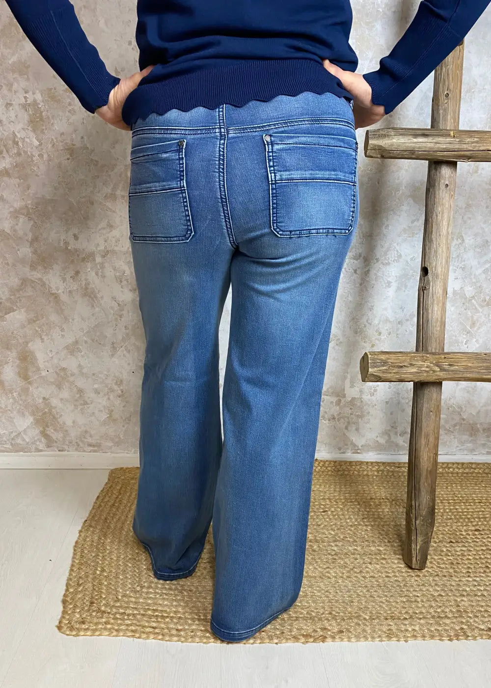 Naisten leveälahkeiset stretch-farkut erittäin joustavasta materiaalista, korkea vyötärö, vetoketju ja nappikiinnitys sekä taskut edessä ja takana