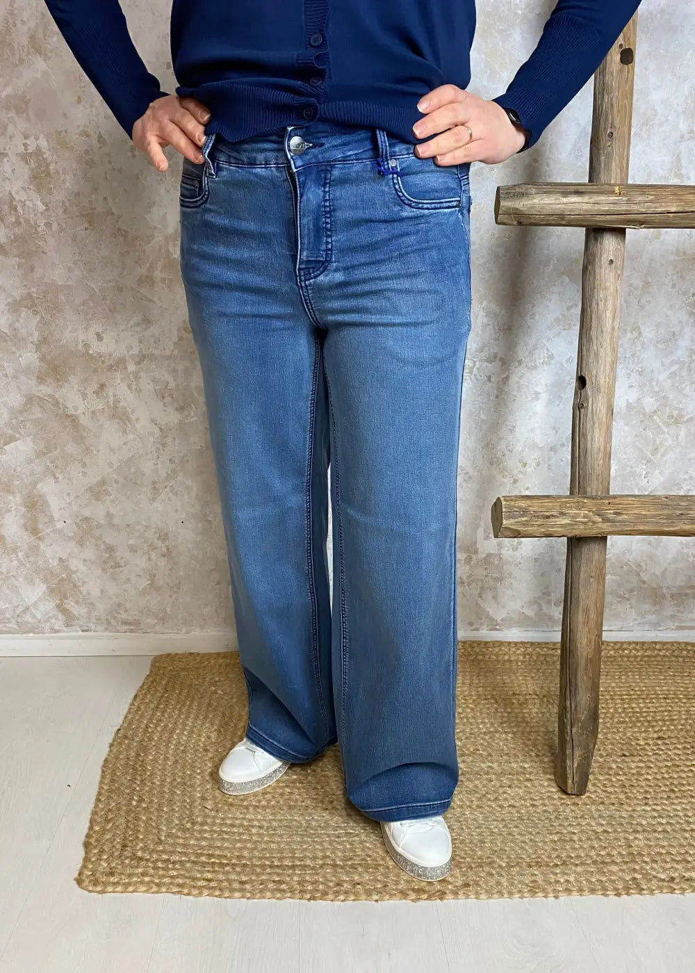 Naisten leveälahkeiset stretch-farkut erittäin joustavasta materiaalista, korkea vyötärö, vetoketju ja nappikiinnitys sekä taskut edessä ja takana