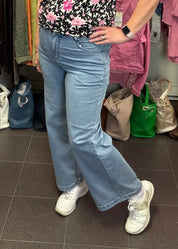 Naisten leveälahkeiset stretch-farkut erittäin joustavasta materiaalista, korkea vyötärö, vetoketju ja nappikiinnitys sekä taskut edessä ja takana