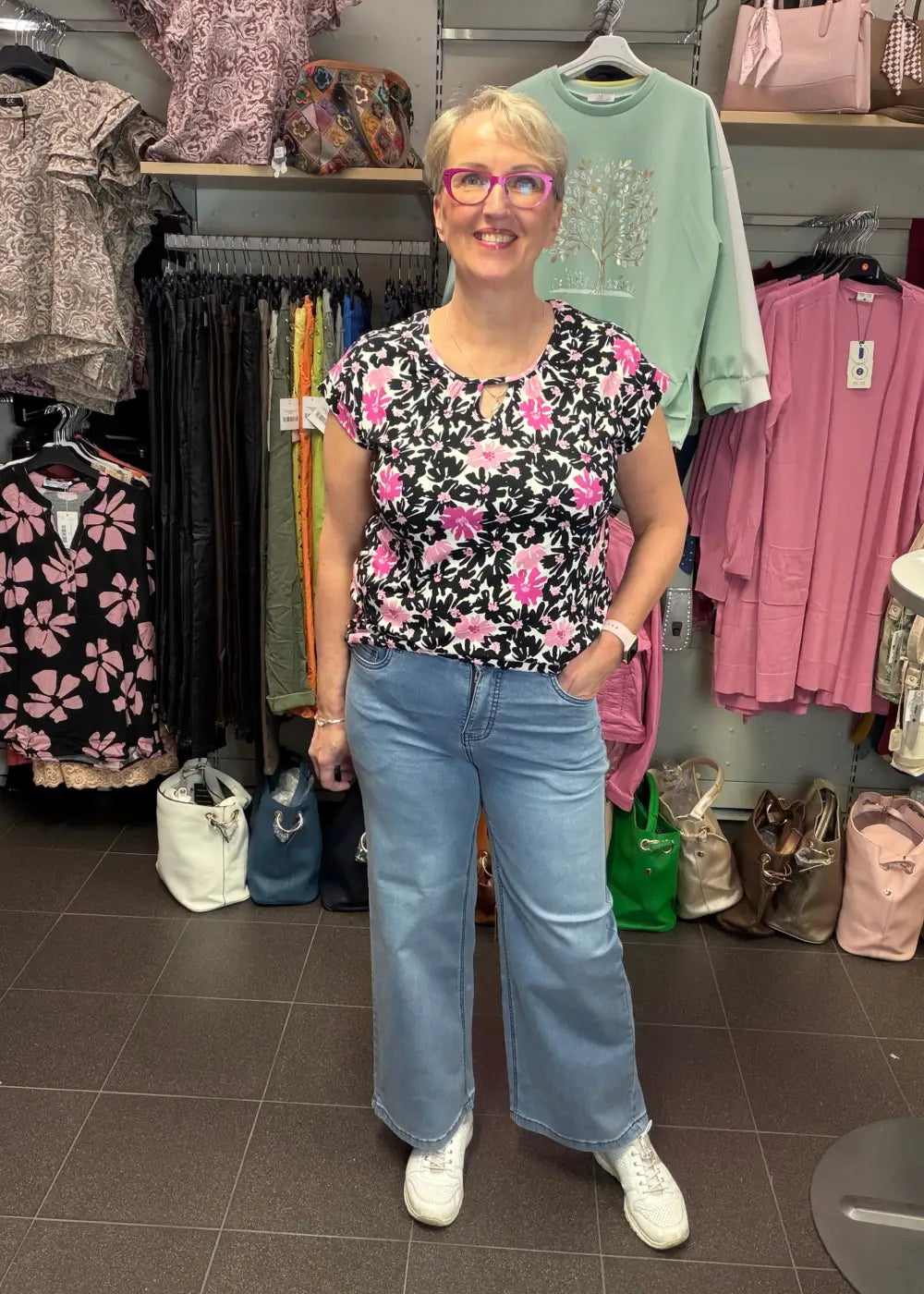 Naisten leveälahkeiset stretch-farkut erittäin joustavasta materiaalista, korkea vyötärö, vetoketju ja nappikiinnitys sekä taskut edessä ja takana