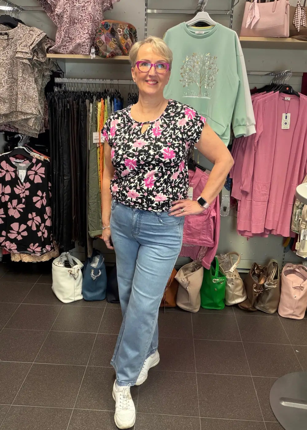 Naisten leveälahkeiset stretch-farkut erittäin joustavasta materiaalista, korkea vyötärö, vetoketju ja nappikiinnitys sekä taskut edessä ja takana