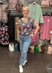 Naisten leveälahkeiset stretch-farkut erittäin joustavasta materiaalista, korkea vyötärö, vetoketju ja nappikiinnitys sekä taskut edessä ja takana