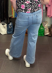 Naisten leveälahkeiset stretch-farkut erittäin joustavasta materiaalista, korkea vyötärö, vetoketju ja nappikiinnitys sekä taskut edessä ja takana