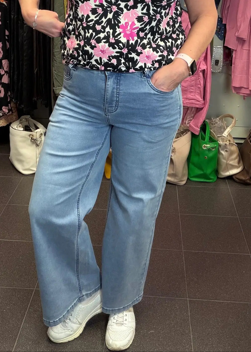 Naisten leveälahkeiset stretch-farkut erittäin joustavasta materiaalista, korkea vyötärö, vetoketju ja nappikiinnitys sekä taskut edessä ja takana