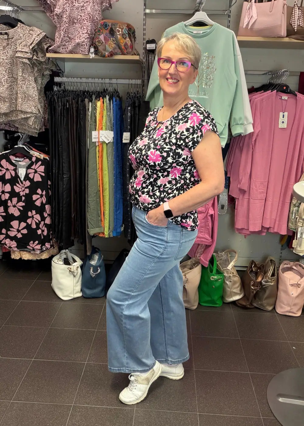 Naisten leveälahkeiset stretch-farkut erittäin joustavasta materiaalista, korkea vyötärö, vetoketju ja nappikiinnitys sekä taskut edessä ja takana