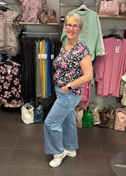 Naisten leveälahkeiset stretch-farkut erittäin joustavasta materiaalista, korkea vyötärö, vetoketju ja nappikiinnitys sekä taskut edessä ja takana