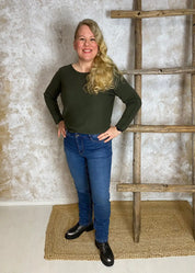 Tyylikkäät korkeavyötäröiset stretch-farkut naisille, suora lahje ja push up -leikkaus mukavaan ja imartelevaan istuvuuteen