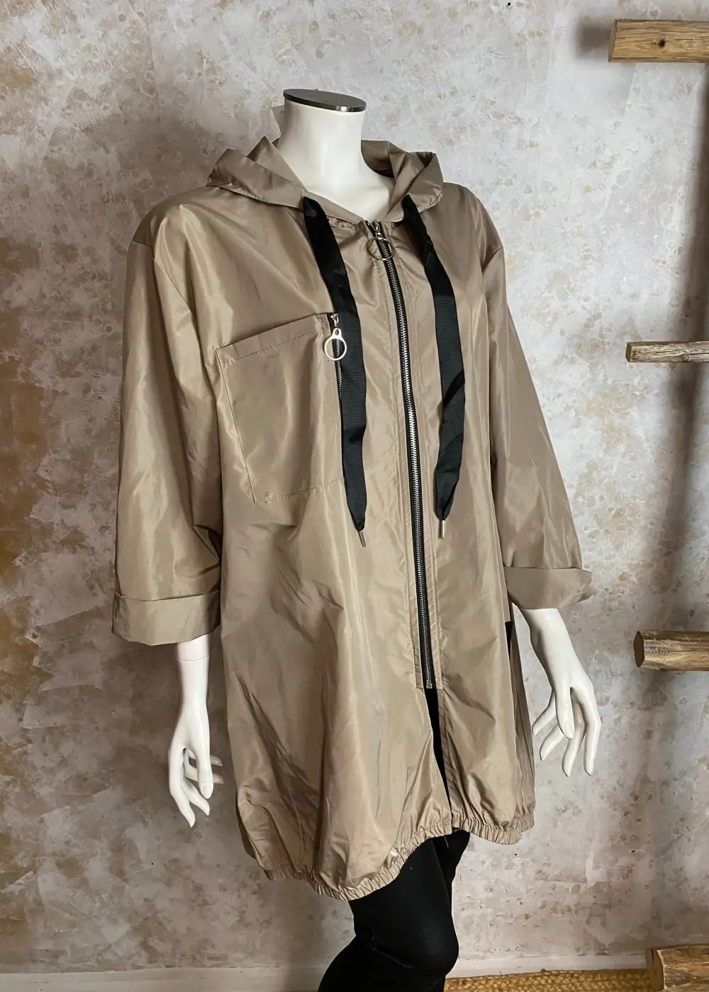 Vedenpitävä A-linjainen festaritakki hupulla – kevyt, tyylikäs ja käytännöllinen suoja arkeen, ulkoiluun ja tapahtumiin.