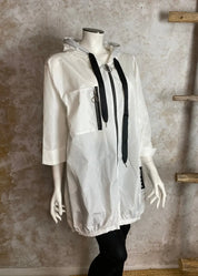 Vedenpitävä A-linjainen festaritakki hupulla – kevyt, tyylikäs ja käytännöllinen suoja arkeen, ulkoiluun ja tapahtumiin.