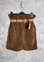 Naisten lämmin samettihame, levenevä helma, joustava vyötärö, irrotettava vyö ja käytännölliset etutaskut.