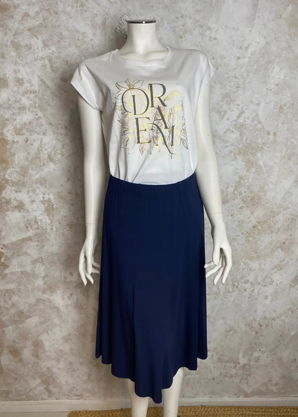 Trikoohame A-linjainen malli leveällä kuminauhavyötäröllä ja pystysuuntaisilla koristesaumoilla, pehmeä ja joustava materiaali