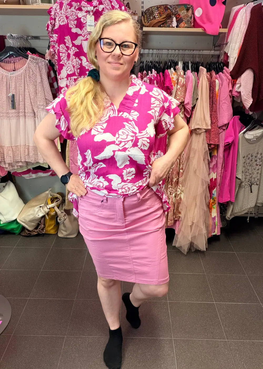 Naisten pinkki housuhame joustavasta materiaalista, kiinteät alushortsit, halkio takana, taskut ja nappi- ja vetoketjukiinnitys