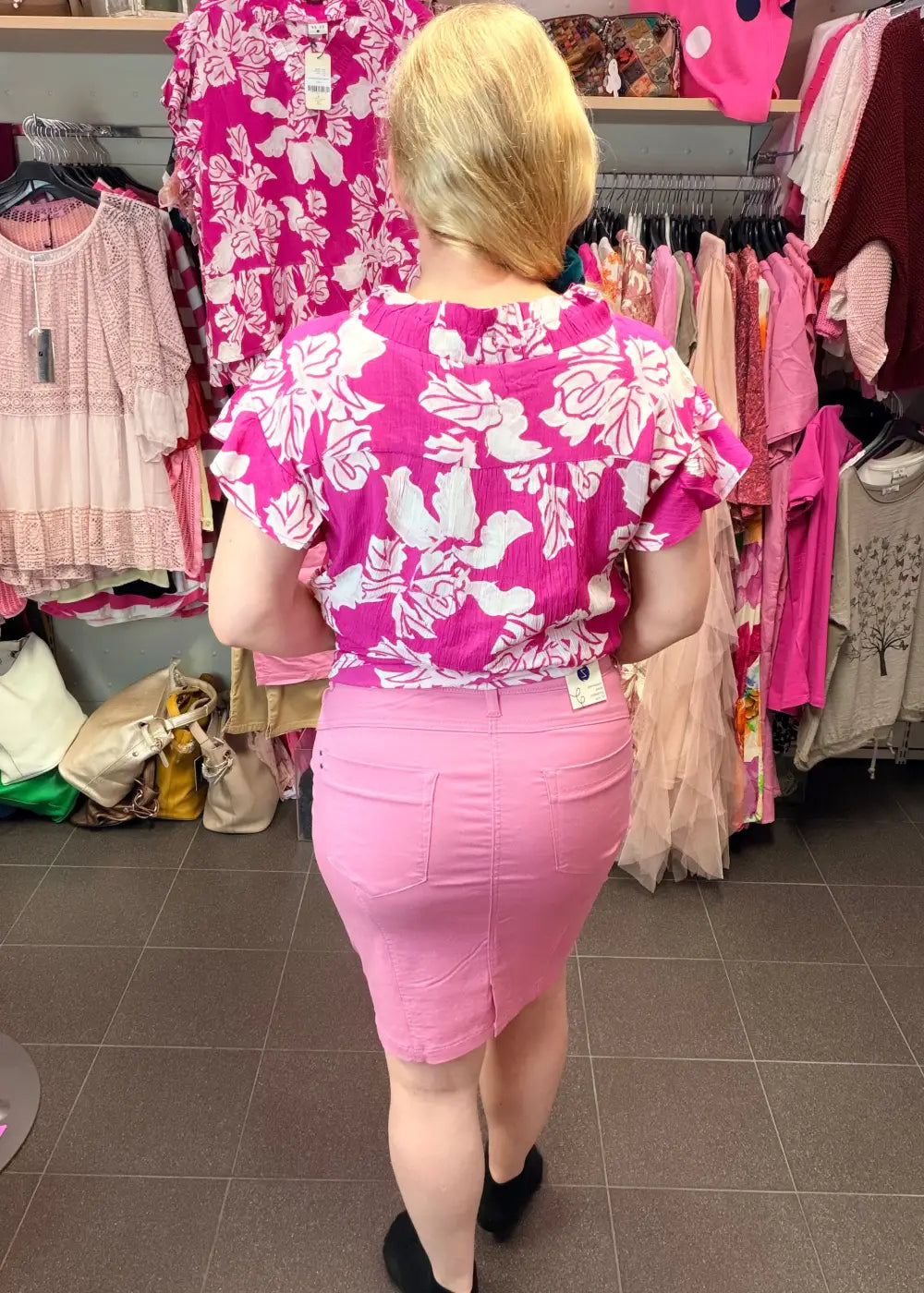 Naisten pinkki housuhame joustavasta materiaalista, kiinteät alushortsit, halkio takana, taskut ja nappi- ja vetoketjukiinnitys