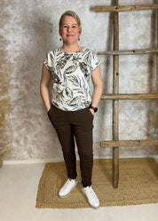 Naisten rennot stretch-housut ruskeana, korkea kuminauhavyötärö kiristysnarulla, edessä taskut ja kapeneva lahje