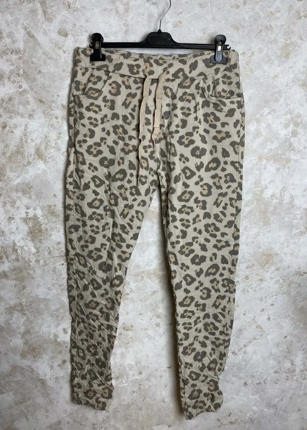 Ilmeikkäät leopardikuvioiset stretch-housut, kuminauhavyötärö, kiristysnauha, taskut edessä ja takana, kapenevat lahkeet