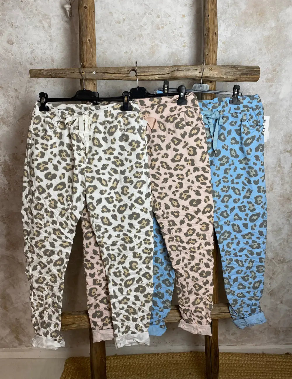 Ilmeikkäät leopardikuvioiset stretch-housut, kuminauhavyötärö, kiristysnauha, taskut edessä ja takana, kapenevat lahkeet