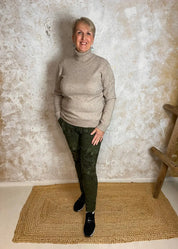 Kukkaprinttiset vihreät stretch-housut, joissa korkea kuminauhavyötärö, kiristysnauha, taskut ja kapenevat lahkeet