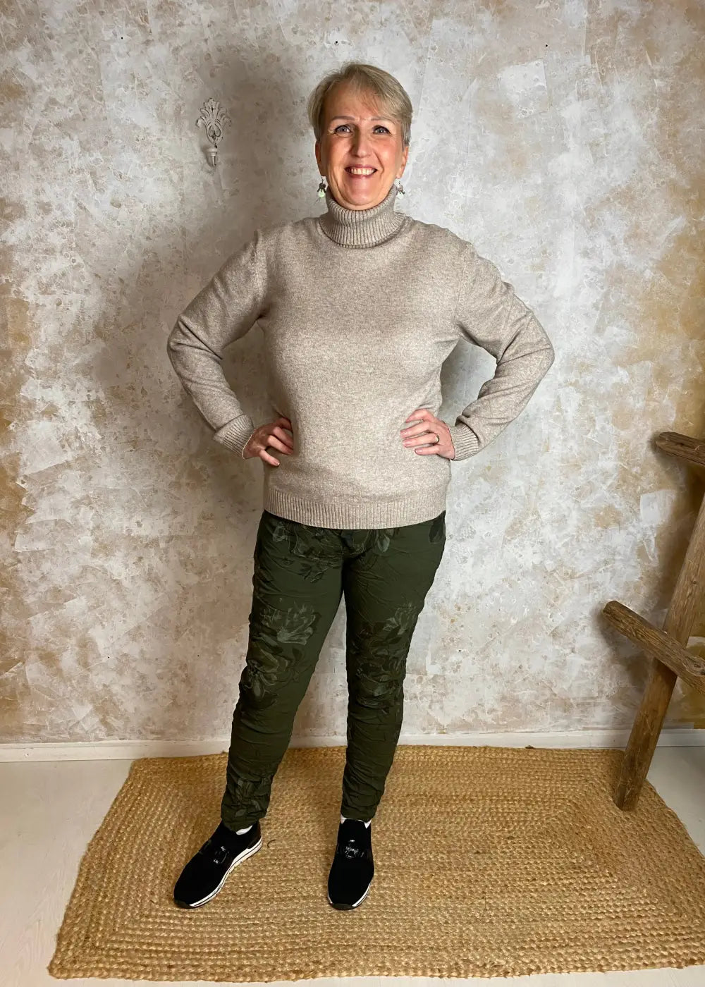 Kukkaprinttiset vihreät stretch-housut, joissa korkea kuminauhavyötärö, kiristysnauha, taskut ja kapenevat lahkeet