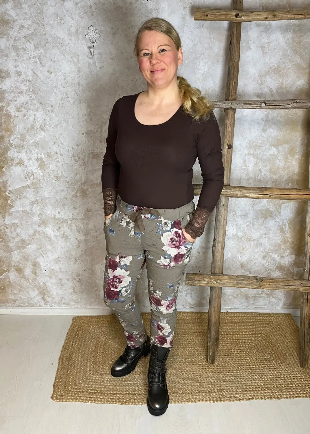 Naisten kukkakuvioiset stretch-housut, joustava materiaali, korkea vyötärö, kapeneva lahje ja käytännölliset taskut